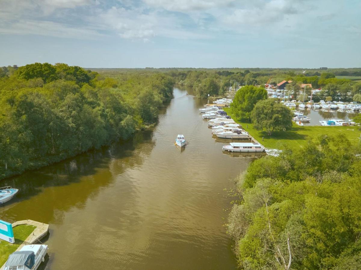 Adorable Two Bed Norfolk Broads Holiday Home - River Views With Moorings & Fishing Stalham Ngoại thất bức ảnh