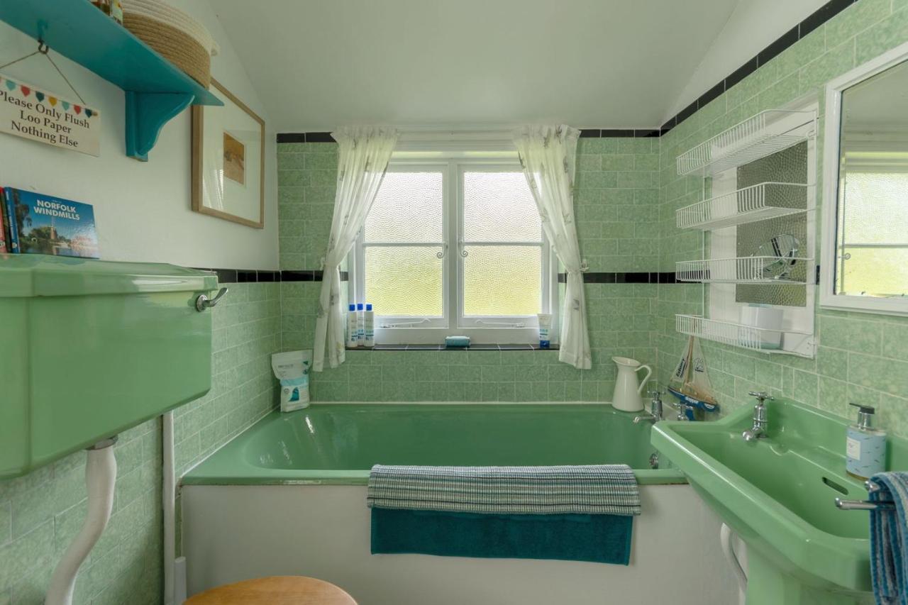 Adorable Two Bed Norfolk Broads Holiday Home - River Views With Moorings & Fishing Stalham Ngoại thất bức ảnh