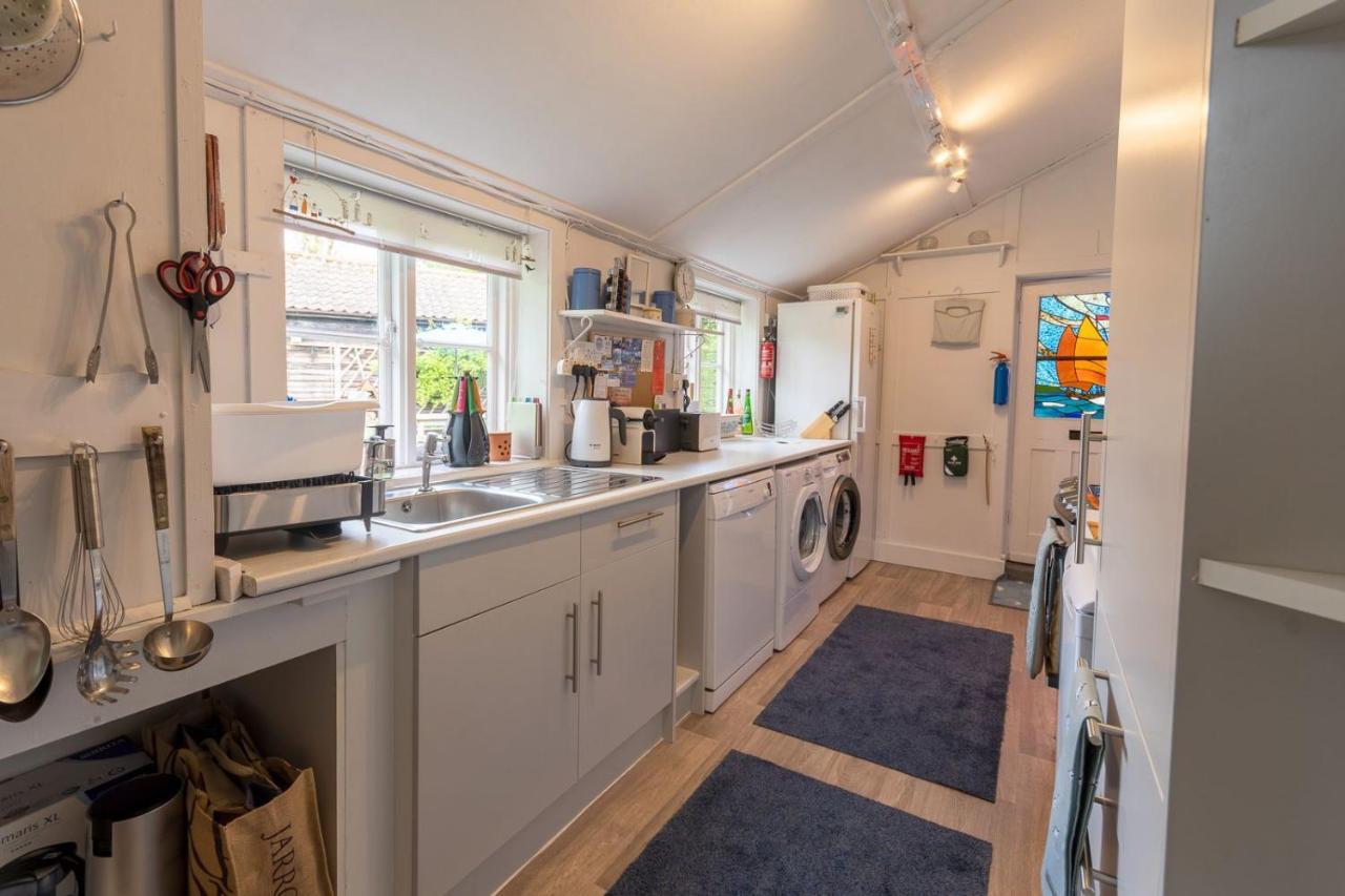 Adorable Two Bed Norfolk Broads Holiday Home - River Views With Moorings & Fishing Stalham Ngoại thất bức ảnh