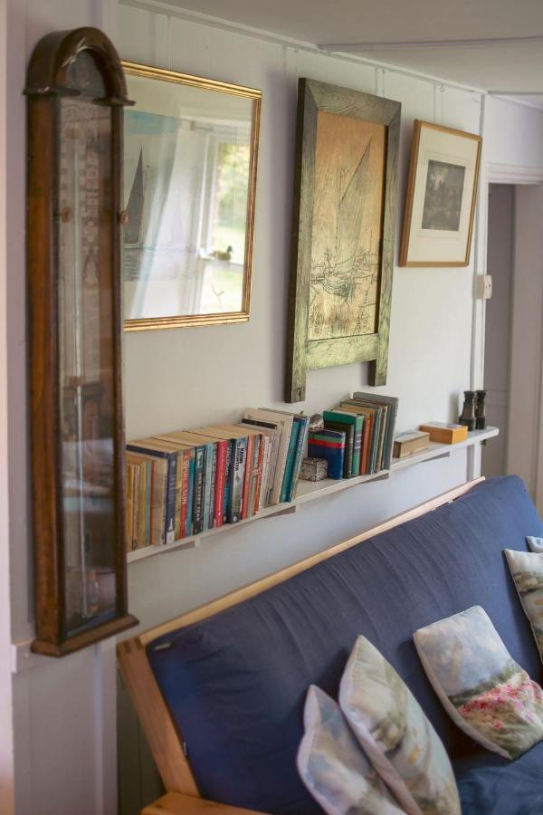 Adorable Two Bed Norfolk Broads Holiday Home - River Views With Moorings & Fishing Stalham Ngoại thất bức ảnh