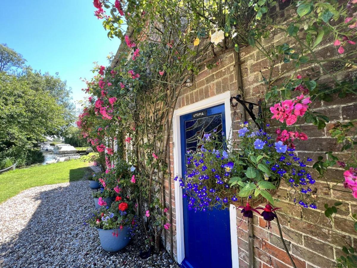 Adorable Two Bed Norfolk Broads Holiday Home - River Views With Moorings & Fishing Stalham Ngoại thất bức ảnh