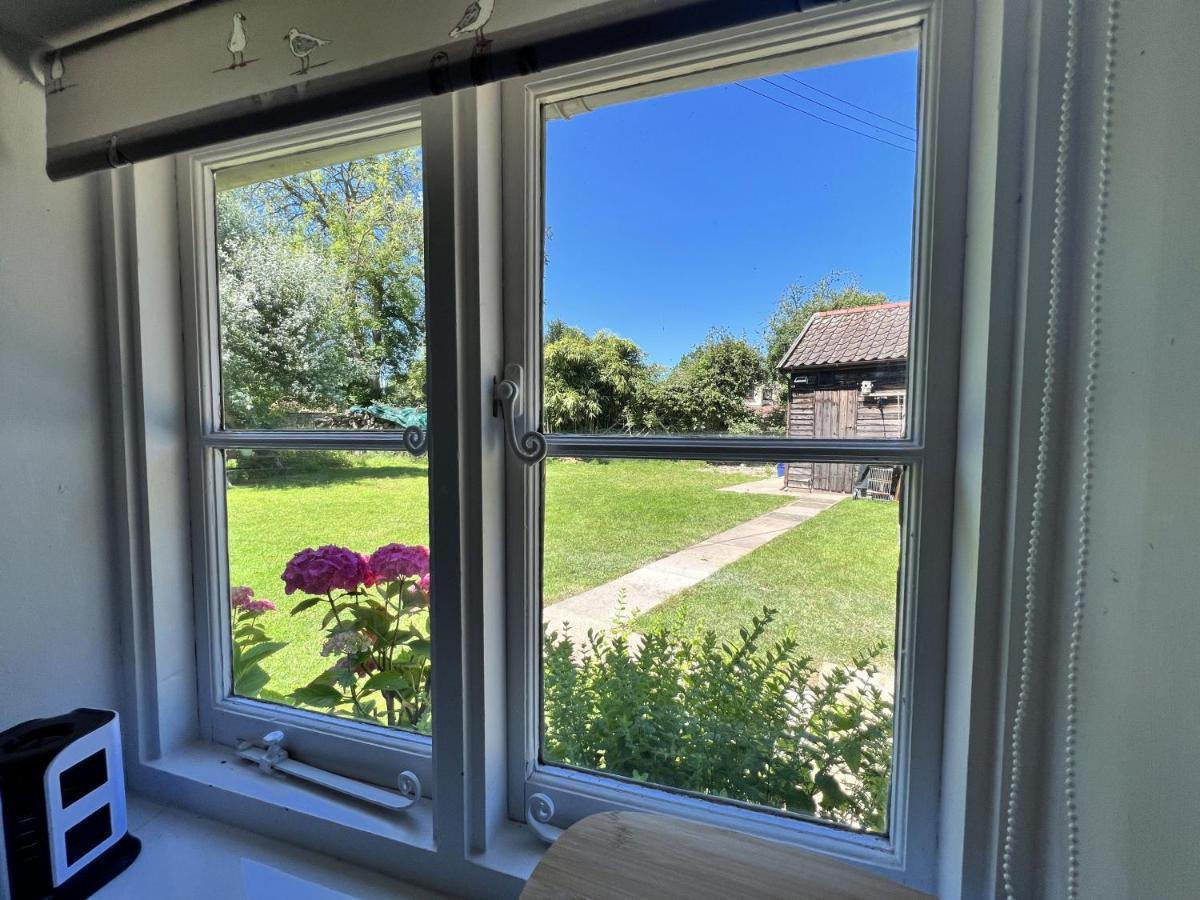 Adorable Two Bed Norfolk Broads Holiday Home - River Views With Moorings & Fishing Stalham Ngoại thất bức ảnh